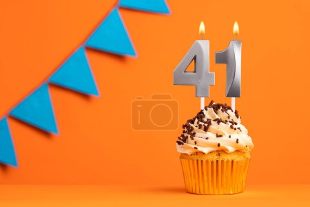 Foto de Vela número 41 - Cumpleaños de pastel en fondo naranja - Imagen libre de derechos