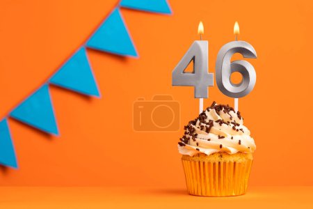 Foto de Tarta de cumpleaños con número de vela 46 - Fondo naranja - Imagen libre de derechos