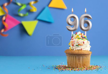 Foto de Vela número 96 - Cumpleaños de la torta en fondo azul - Imagen libre de derechos