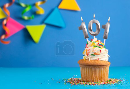 Foto de Tarta de cumpleaños con número de vela 101 - Fondo azul - Imagen libre de derechos