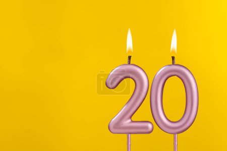 Kerze 20 mit Flamme - Geburtstagskarte auf gelbem Luxus-Hintergrund