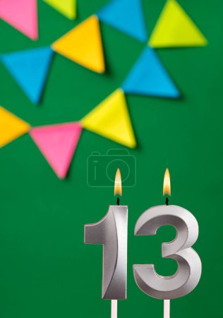 Foto de 13ª Vela de Cumpleaños - Tarjeta verde de aniversario con Bunting - Imagen libre de derechos