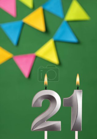 Foto de Vela de cumpleaños 21 - Tarjeta de aniversario verde con Bunting - Imagen libre de derechos