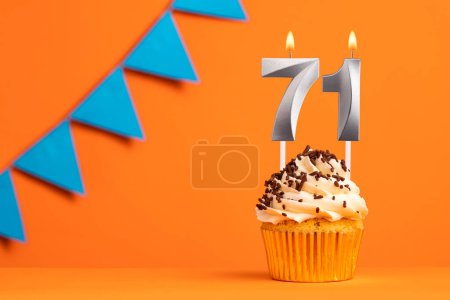Foto de Vela número 71 - Cumpleaños de pastel en fondo naranja - Imagen libre de derechos