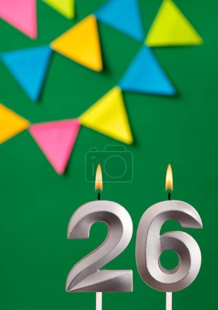 Foto de Tarjeta de cumpleaños vertical con número 26 vela Fondo verde con banderines - Imagen libre de derechos