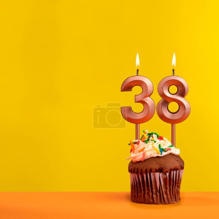 Nummer 38 Geburtstagskerze - Feier auf gelbem Hintergrund