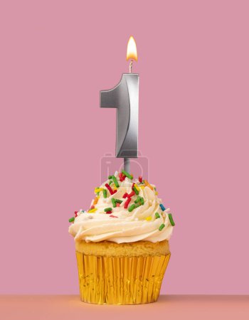 Téléchargez les photos : Birthday card with cupcake and candle number 1 - en image libre de droit