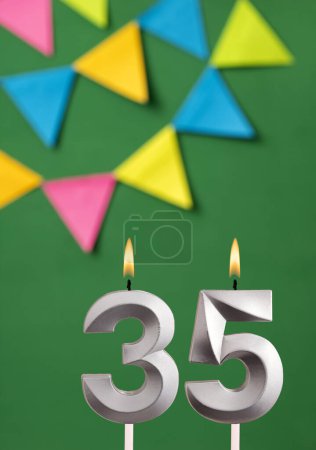 Foto de Número de vela 35 cumpleaños - Tarjeta de aniversario verde con banderines - Imagen libre de derechos