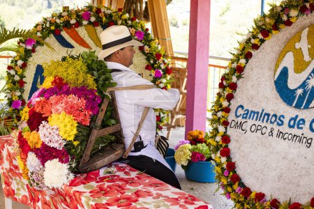 Foto de Medellín, Antioquia - Colombia. 2 de agosto de 2023 - Jose Angel Zapata, fabricante de flores de silletas de la finca el pensamiento ubicada en la acera Barro Blanco - Imagen libre de derechos