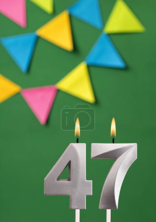 Foto de Número de vela 47 cumpleaños - Tarjeta de aniversario verde con banderines - Imagen libre de derechos