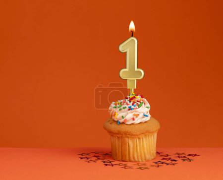 Téléchargez les photos : Bougie numéro 1 - Conception de carte d'anniversaire en fond orange - en image libre de droit