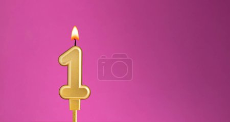 Téléchargez les photos : Bougie numéro 1 en fond violet - carte d'anniversaire - en image libre de droit