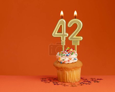 Foto de Vela de cumpleaños número 42 - Tarjeta de invitación con fondo naranja - Imagen libre de derechos