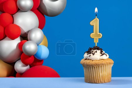 Téléchargez les photos : Bougie d'anniversaire numéro 1 - Carte d'anniversaire avec ballons - en image libre de droit