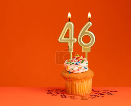 Foto de Vela de cumpleaños número 46 - Tarjeta de invitación con fondo naranja - Imagen libre de derechos