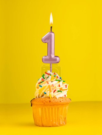 Téléchargez les photos : Bougie d'anniversaire numéro 1 - Carte d'invitation avec fond jaune - en image libre de droit