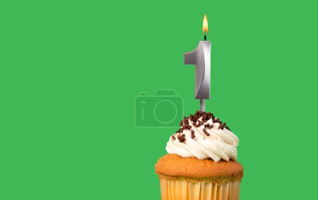 Téléchargez les photos : Carte d'anniversaire avec bougie numéro 1 - Cupcake sur fond vert - en image libre de droit