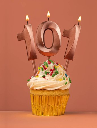 Téléchargez les photos : Gâteau d'anniversaire avec bougie numéro 101 - Fond de fusion corail - en image libre de droit