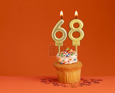 Foto de Vela de cumpleaños número 68 - Tarjeta de invitación con fondo naranja - Imagen libre de derechos
