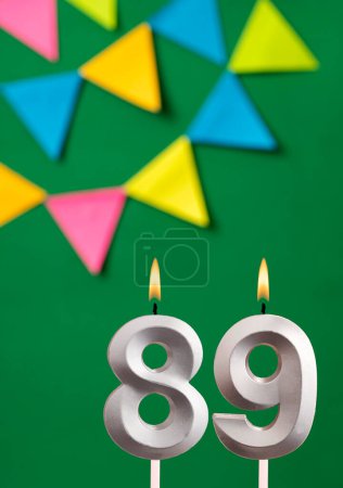 Foto de Número de vela 89 cumpleaños - Tarjeta de aniversario verde con banderines - Imagen libre de derechos