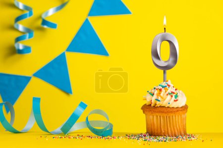 Foto de Vela de cumpleaños número 0 - Fondo amarillo con banderines azules - Imagen libre de derechos