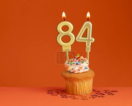 Foto de Vela de cumpleaños número 84 - Tarjeta de invitación con fondo naranja - Imagen libre de derechos