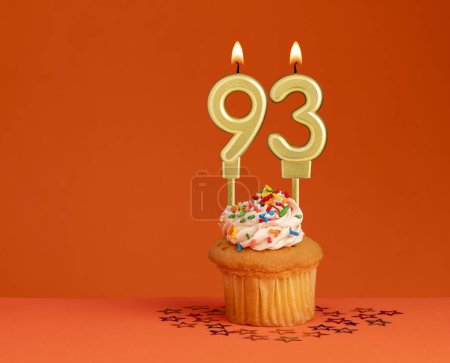 Foto de Número 93 vela - Diseño de la tarjeta de cumpleaños en fondo naranja - Imagen libre de derechos