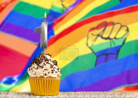 Téléchargez les photos : Carte d'anniversaire avec gay pride couleurs - Bougie numéro 1 - en image libre de droit