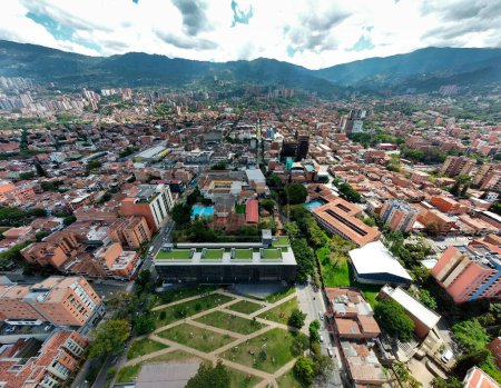 Téléchargez les photos : Envigado, Antioquia - Colombie. 13 novembre 2023. Panoramique de la zone centrale de la municipalité d'Envigado - en image libre de droit