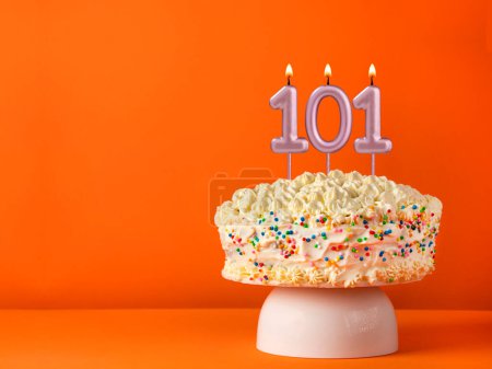 Téléchargez les photos : Carte d'anniversaire avec bougie numéro 101 - Gâteau à la vanille en fond orange - en image libre de droit
