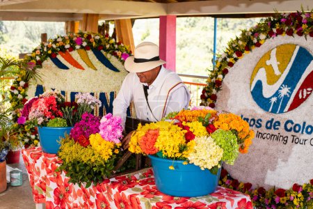 Foto de Medellín, Antioquia - Colombia. 2 de agosto de 2023 - Jose Angel Zapata, fabricante de flores de silletas de la finca el pensamiento ubicada en la acera Barro Blanco - Imagen libre de derechos