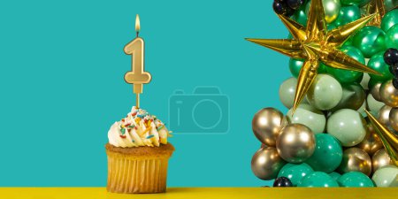 Téléchargez les photos : Carte d'anniversaire numéro 1 - Cupcake avec ballons - en image libre de droit