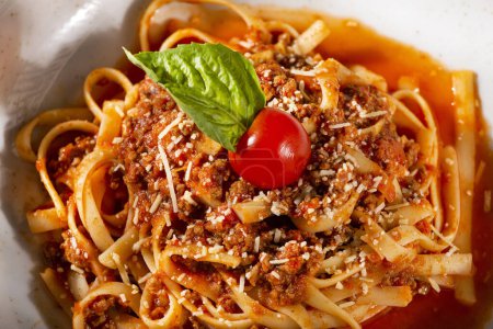 Bolognese Nudeln mit Hackfleisch, geriebenem Parmesan, Tomaten und Basilikum