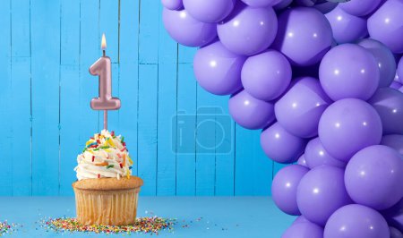 Téléchargez les photos : Carte d'anniversaire avec bougie numéro 1, cupcake et ballons - en image libre de droit