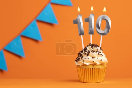 Foto de Tarta de cumpleaños con número de vela 110 - Fondo naranja - Imagen libre de derechos
