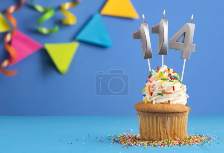 Foto de Tarta de cumpleaños con número de vela 114 - Fondo azul - Imagen libre de derechos