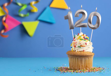 Foto de Tarta de cumpleaños con número de vela 120 - Fondo azul - Imagen libre de derechos