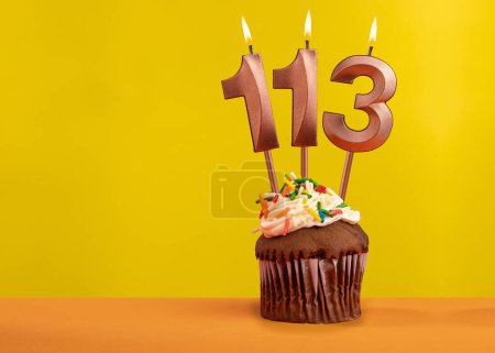 Foto de Vela con número de llama 113 - Tarjeta de cumpleaños sobre fondo amarillo - Imagen libre de derechos