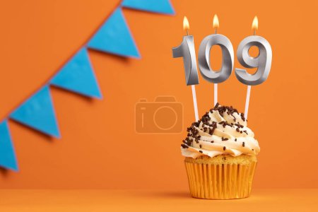 Foto de Vela número 109 - Cumpleaños de la torta en fondo naranja - Imagen libre de derechos