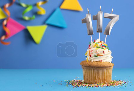 Foto de Vela número 117 - Cumpleaños de la torta en fondo azul - Imagen libre de derechos