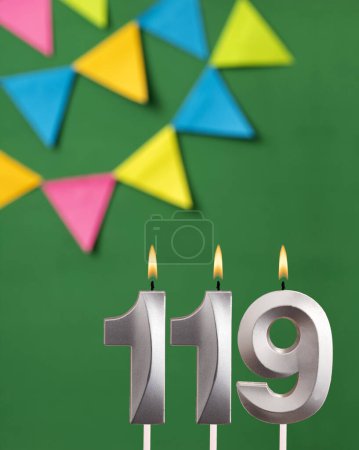Foto de Vela número 119 cumpleaños - Tarjeta de aniversario verde con banderines - Imagen libre de derechos