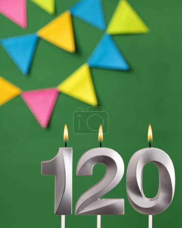 Foto de Tarjeta de cumpleaños vertical con número 120 vela Fondo verde con banderines - Imagen libre de derechos