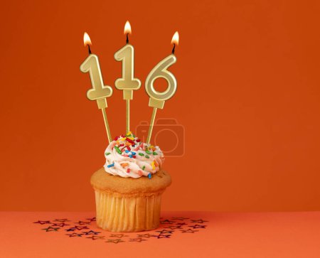 Foto de Vela de cumpleaños número 116 - Tarjeta de invitación con fondo naranja - Imagen libre de derechos