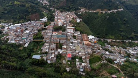 Foto de Betulia, Antioquia - Colombia. 27 de diciembre de 2023. Vista aérea con dron del municipio situado en la región suroeste del departamento - Imagen libre de derechos