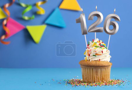 Foto de Tarta de cumpleaños con número de vela 126 - Fondo azul - Imagen libre de derechos