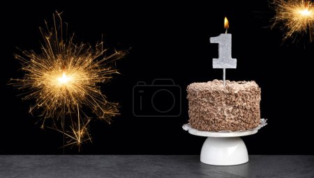 Téléchargez les photos : Gâteau avec bougie numéro 1 - Carte d'anniversaire - en image libre de droit