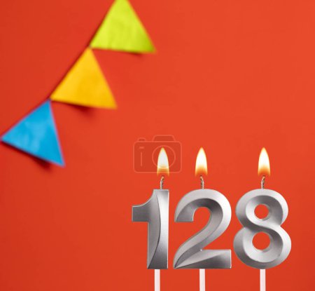 Téléchargez les photos : Carte d'anniversaire - numéro 128 bougie en fond orange - en image libre de droit