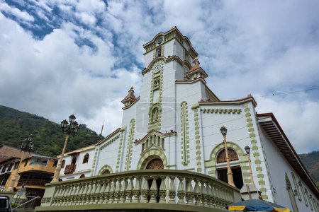 Foto de Salgar, Antioquia - Colombia. 26 de diciembre de 2023. La Iglesia de San Juan Evangelista, es una iglesia católica colombiana, ubicada en el parque principal. - Imagen libre de derechos
