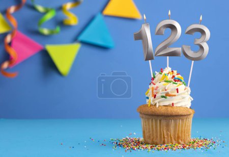 Foto de Vela número 123 - Cumpleaños de la torta en fondo azul - Imagen libre de derechos