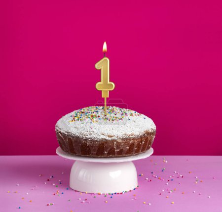 Téléchargez les photos : Gâteau d'anniversaire avec numéro 1 bougie sur fond rose - en image libre de droit